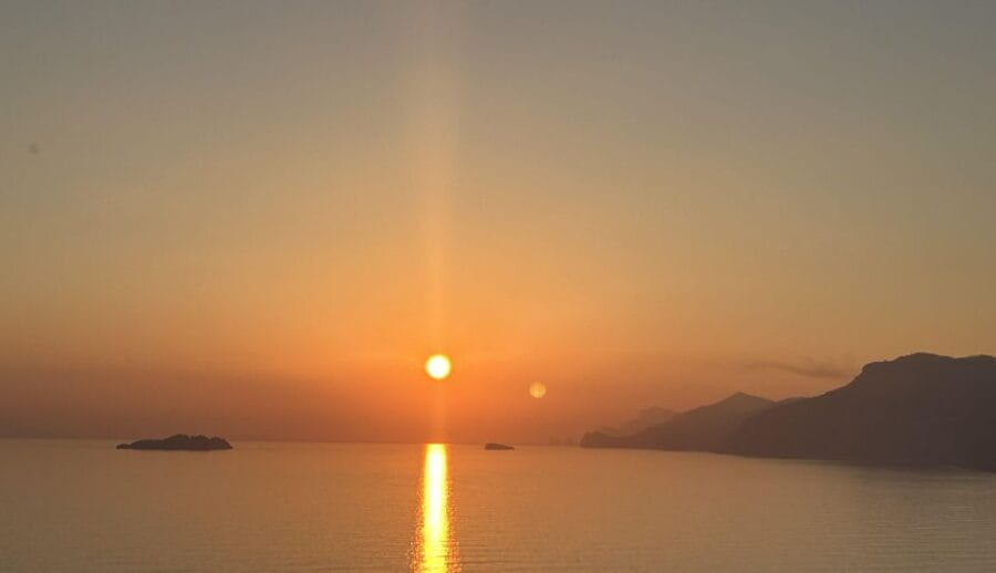 Positano: Amalfi Coast Sunset Group Boat Tour with Prosecco - The Magic of Sunset Over the Amalfi Coast