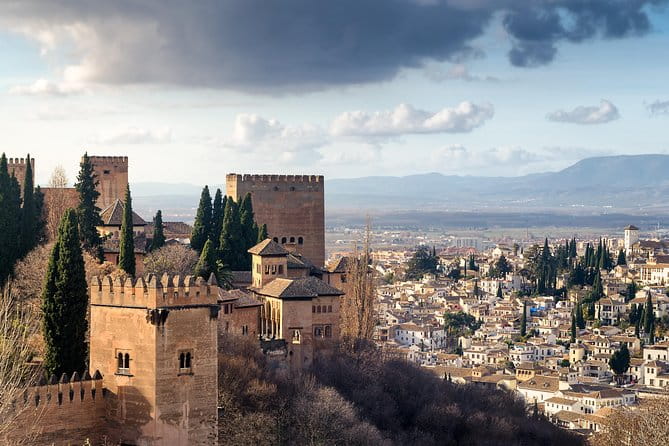 Private 3-hour Alhambra tour with tickets - The Guides: Knowledge That Enriches
