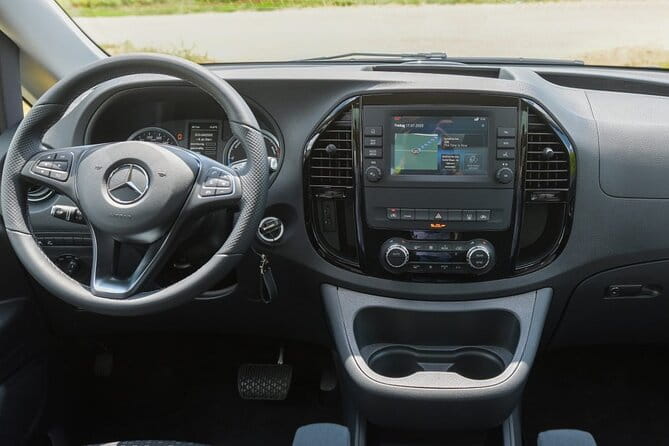 Private airport transfer in Vienna for up to 8 people in minibus - Who is this service ideal for?