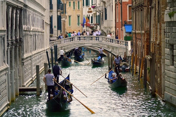 Private Gondola Serenade with Music - The Experience in Detail: What You Can Expect