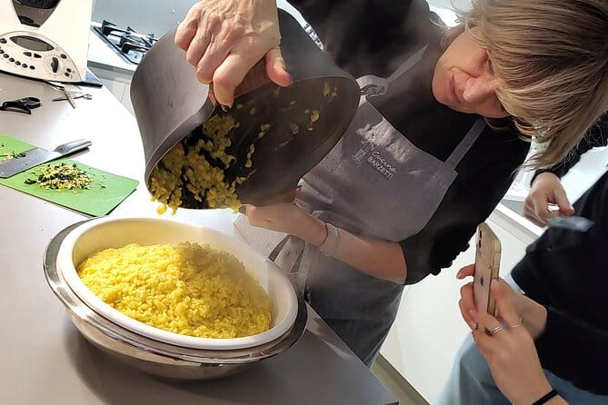 Private Tour and Cooking Class in Milano with a Milanese Family - Exploring Milans Heart: From Piazza del Duomo to Medieval Streets