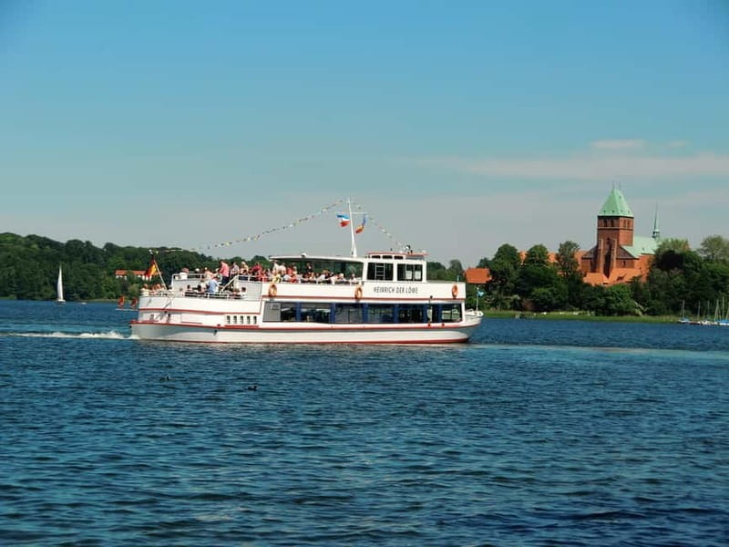 Ratzeburg Lake: 2-hour historical boat tour with entertainment - Exploring the Itinerary in Detail