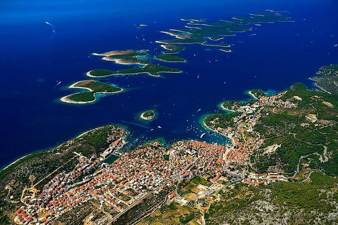 Red rocks & Hells' islands private getaway tour - Exploring the Experience in Depth