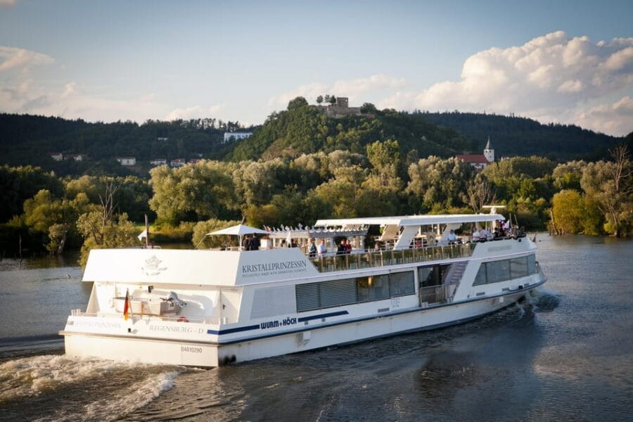 Regensburg: Sightseeing Cruise to Walhalla - Entering the Scenic Waters of Regensburg