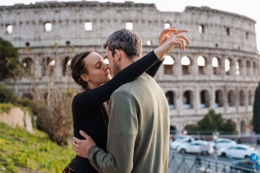 Rome: Romantic Couple Photoshoot Experience at the Colosseum - The Experience: What You Can Expect