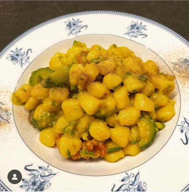 Rome: Walking Tour with Market Visit and home restaurant - Exploring Rome’s Neighborhoods with a Local Guide