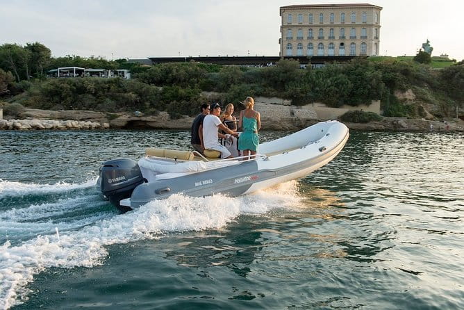 Rubber dinghy to rent Predator 599 40CV (Without License) - Who Will Love This Experience?