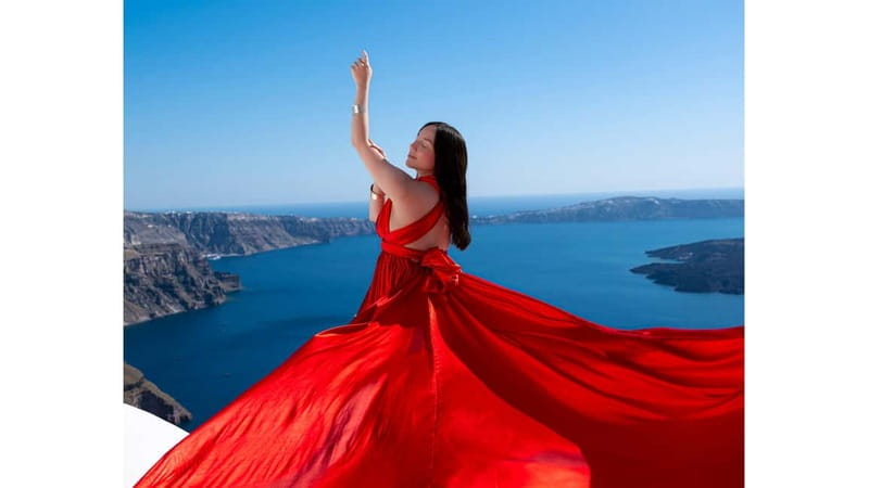 Santorini: Flying Dress Photoshoot with Edited Photos - Who Would Benefit Most From This Experience?