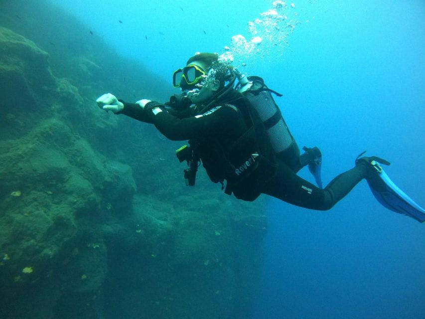 Santorini: Scuba Diving Experience in Caldera for Beginners - Entering Santorini’s Underwater World: What to Expect