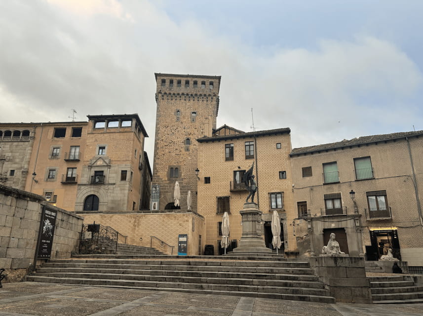 Segovia: private tour with Alcazar, Cathedral and wine tasting - Marveling at the Roman Aqueduct