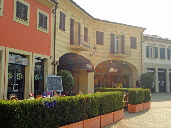 Serravalle outlet, private shopping tour from Milan. - FAQ