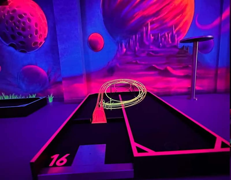 Seville: Indoor UV 18 hole Minigolf Experience - Location and Access