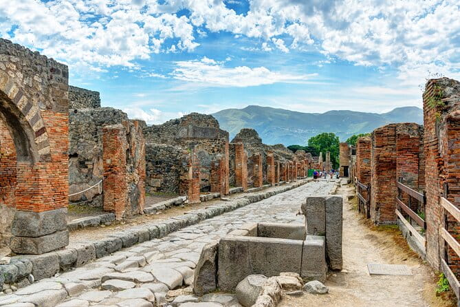 Skip the Line Pompeii Guided Tour Small Group or Private Option - Walking the Streets: What Makes Pompeii Special