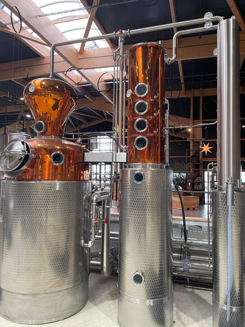 Special tour XL with guide! - Exploring the Inner Workings of a Craft Distillery and Brewery