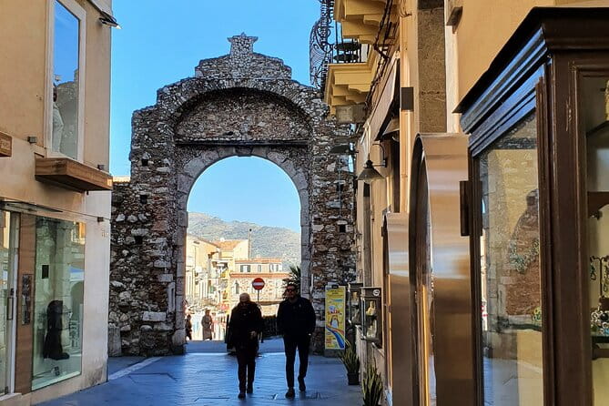 Taormina: A Self-Guided Audio Tour of Sicilys Hilltop Town - Piazza di Duomo: The Town’s Symbolic Heart
