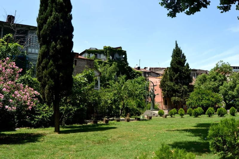 Tbilisi: Mystical Sololaki District and Vera Cemetery Tour - Key points / Takeaways