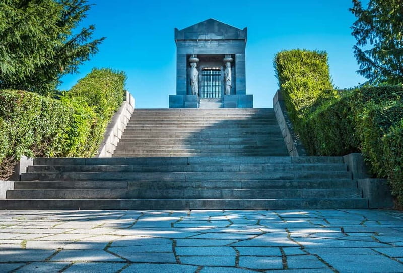 Tito Museum and Avala mountain with retro car - Scenic Ascent to Avala Mountain and Its Highlights