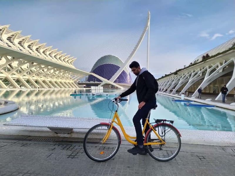 Valencia: City Highlights Bike Tour - From Historic Streets to Green Spaces