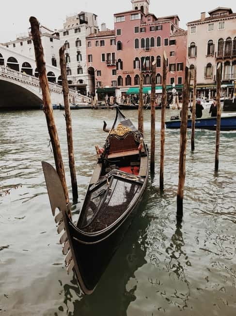 Venice: Gondola tour with live introductory commentary and audio guide - Discovering Venice: A Detailed Look at the Gondola Experience