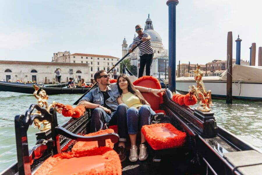 Venice: Grand Canal Gondola Ride with App Commentary - Entering Venice’s Canal World: The Itinerary and Stops