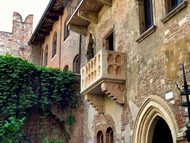Verona Private Walking Tour: Romance, History & Hidden Gems - Walking Through Verona’s Historic Heart