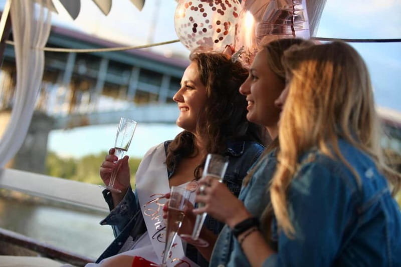 Warsaw: Romantic Cruise with ProseccoBirthdays & Proposals - FAQ