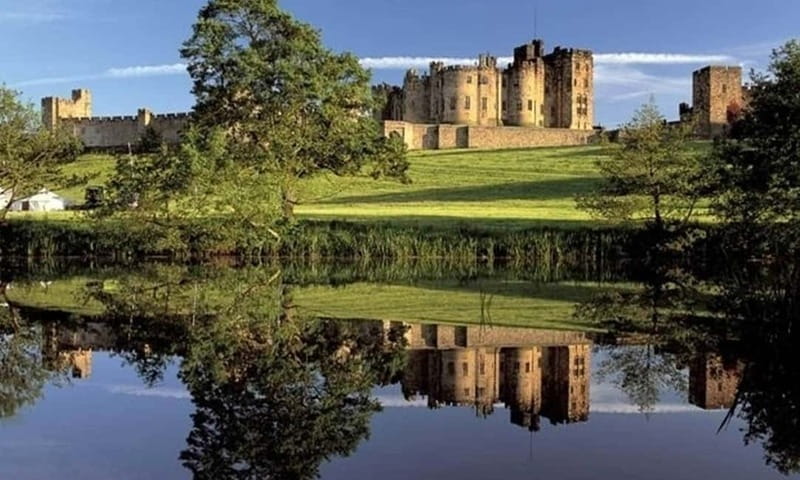 Edinburgh: Harry Potter and English Castles Tour in Spanish - The Magic of Alnwick Castle