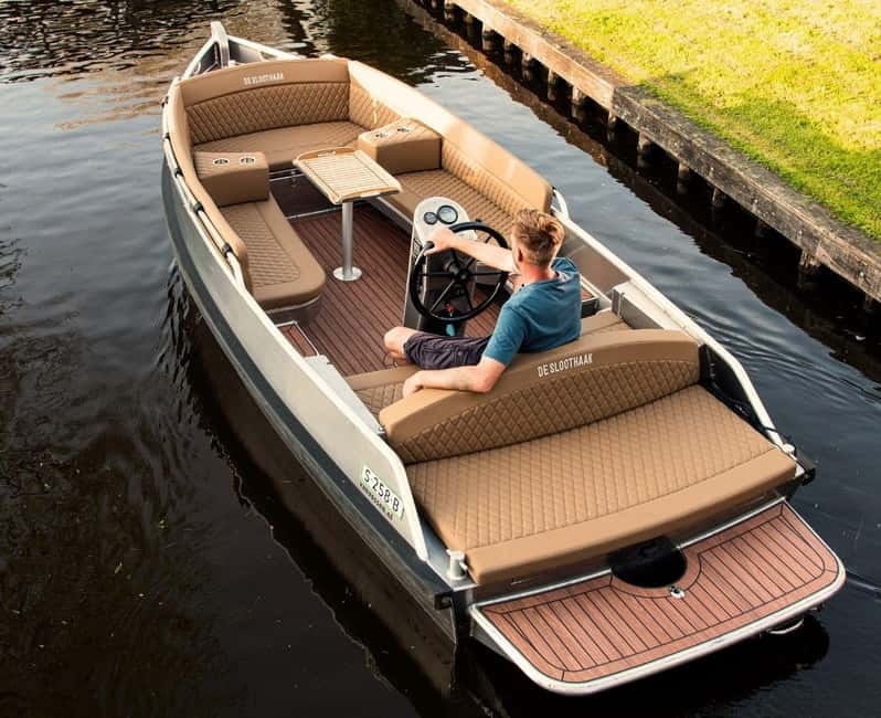 Giethoorn centre: Private tour with local tourguide - Transitioning into the Nature Area