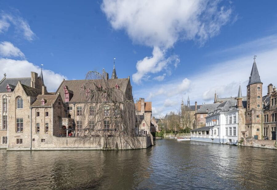 Historical walk in Bruges with local guide. Praline included - Exploring Bruges Through Its Squares and Streets