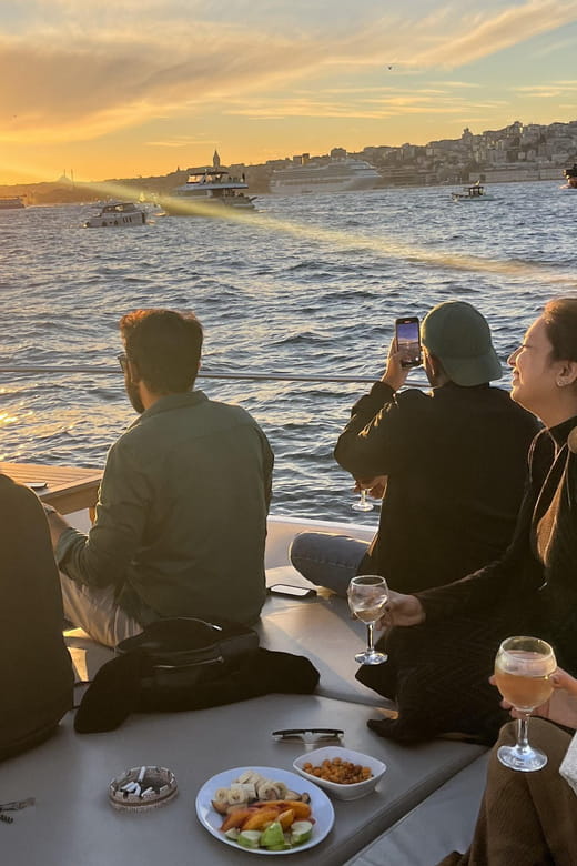 Istanbul: Small Group Yacht Tour with Unlimited Wine - Cruising the Golden Horn and European Shore