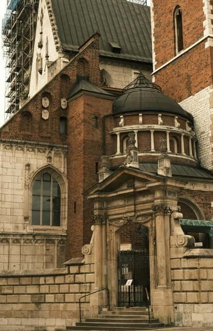 Krakow: Wawel Castle and Cathedral Guided Tour - Tour Logistics and Practical Tips