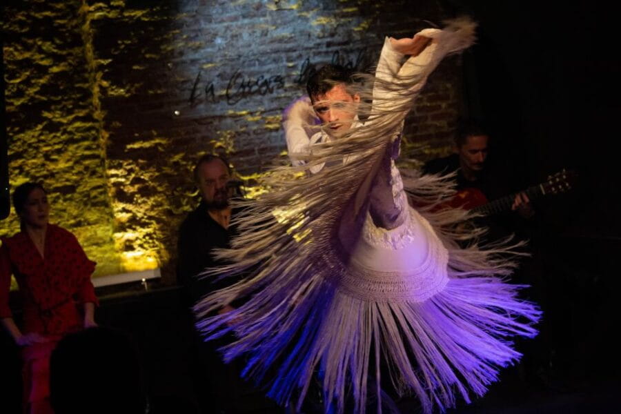 Madrid: La Cueva de Lola Flamenco Show Tickets with Drink - Deep Dive into the Venue and Performance