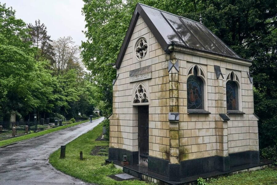 Melaten Friedhof: Guided tour with all senses - Walking Through Cologne’s Historic Cemetery: What to Expect