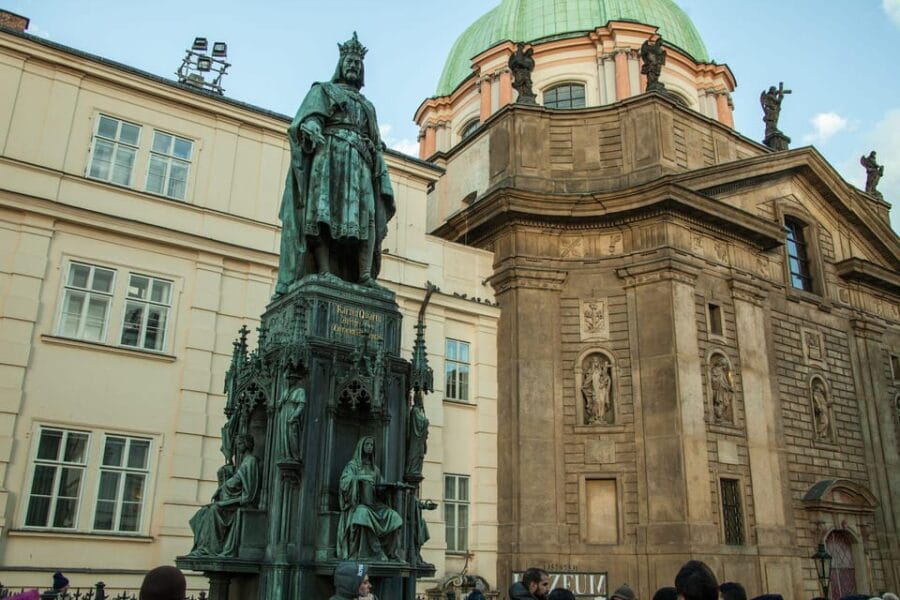 Prague: Prague Castle & Charles Bridge  guided tour in German - FAQs