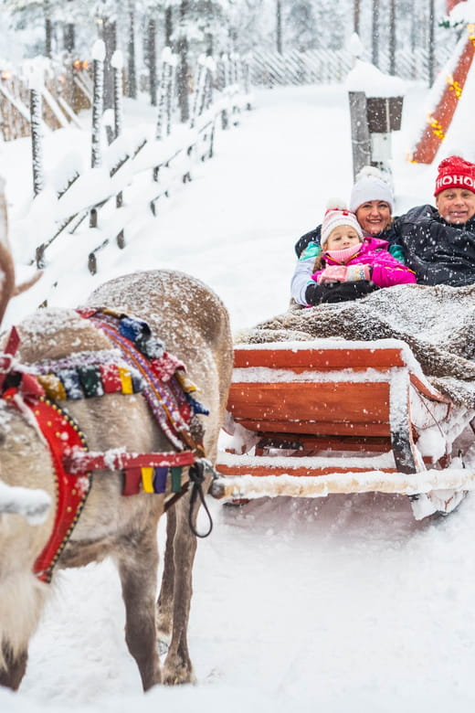 Rovaniemi: Private Pro Photoshoot in Santa Claus Village - FAQ