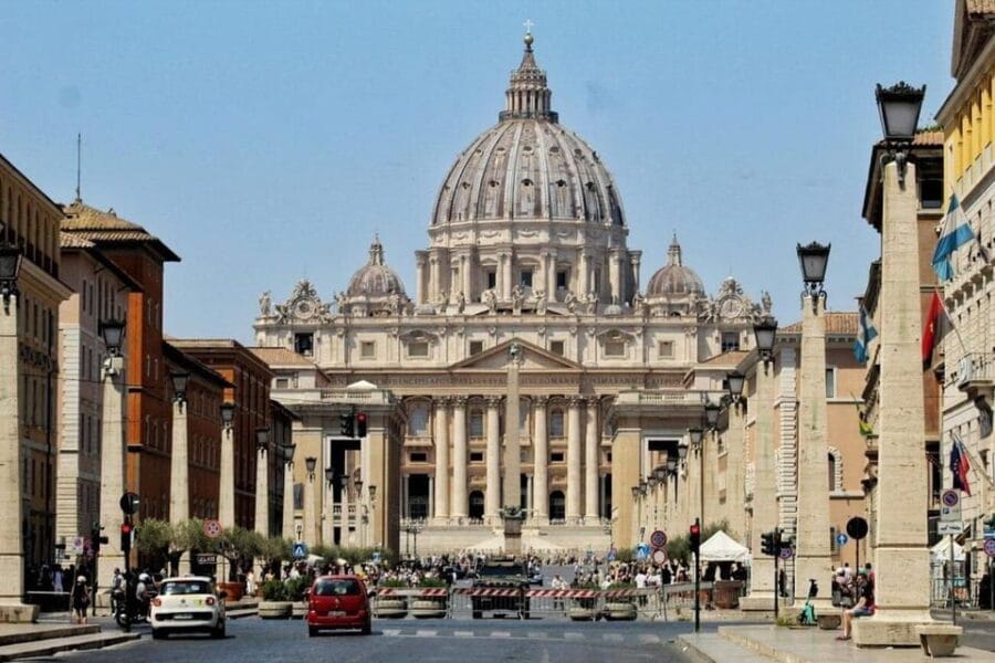 St. Peters Basilica Walking Tour - Inside the Basilica: Art and Architecture