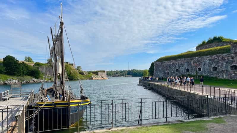 Suomenlinna tour in French with Doro - Suomenlinna Church: A Quiet Starting Point