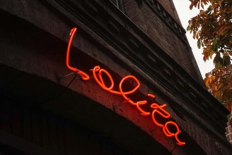 Tbilisi: Nightlife Highlights Tour with Welcome Drinks - Entering Tbilisi’s Nightlife Scene