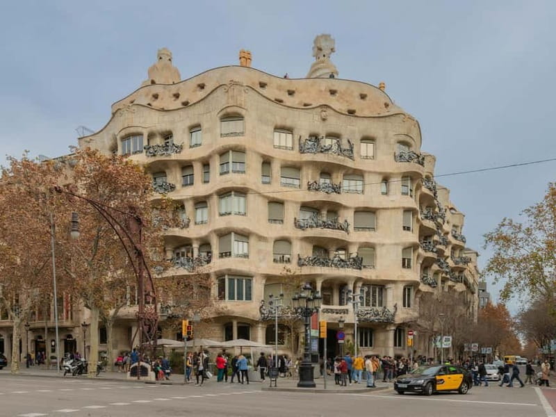 Tiquets & Guide: Lights and shadows of the Casa Milà - Antoni Gaudí - Barcelona - The Significance of the Itinerary