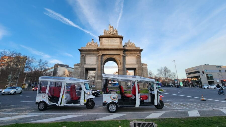 Tour Madrid: Secrets in a Electric Tuk Tuk - Relaxing in Retiro Park: A Green Oasis