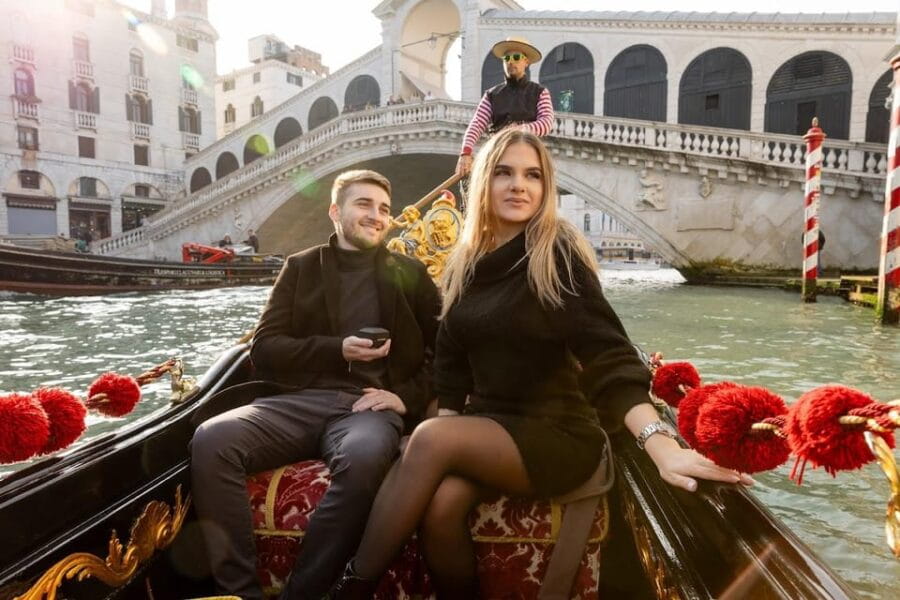 Venice: Private Photoshoot In Gondola - FAQs