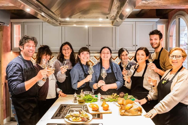 Venice: Wine Tasting of 3-4 Bottles with Seasonal Appetizers - The Setting and Atmosphere: A Cozy Venetian Courtyard