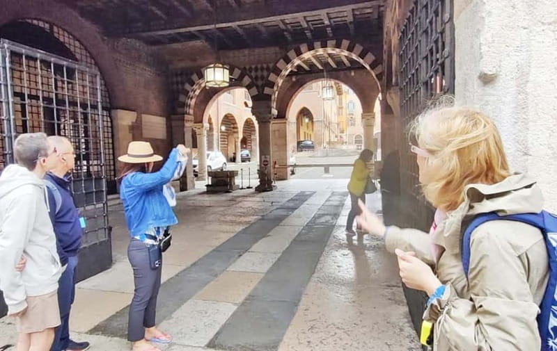 Verona: Guided Small Group Walking Tour of the City of Love - Entering Verona’s Heart: The Itinerary Breakdown