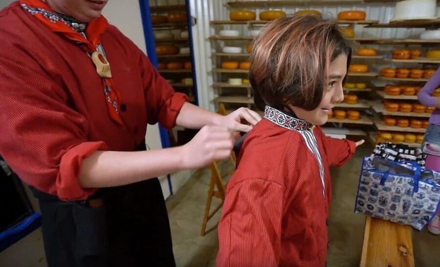 Volendam: Traditional Costume Photo with Cheese & Clog Tour - Discovering Dutch Clog-Making and Cheese Craftsmanship