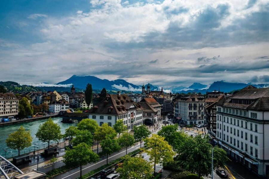 Zug: Express Walk with a Local in 60 minutes - Who Should Consider This Experience